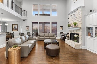 NEWHOUSE MANSION DALLAS TOP 10 Vacation Rental 
 POOL and SPA
3 Acres Of Land