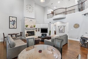 Smart-TV, Kamin, Tischfußball, Bücher