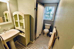 Combined shower/tub, hair dryer, towels, soap