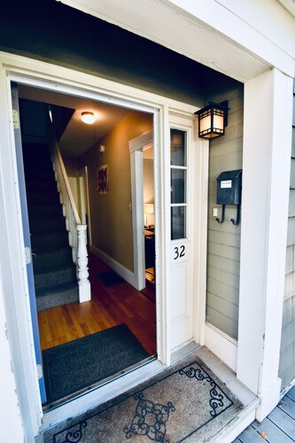 Charming 2-bedroom steps from the Eastern Promenade