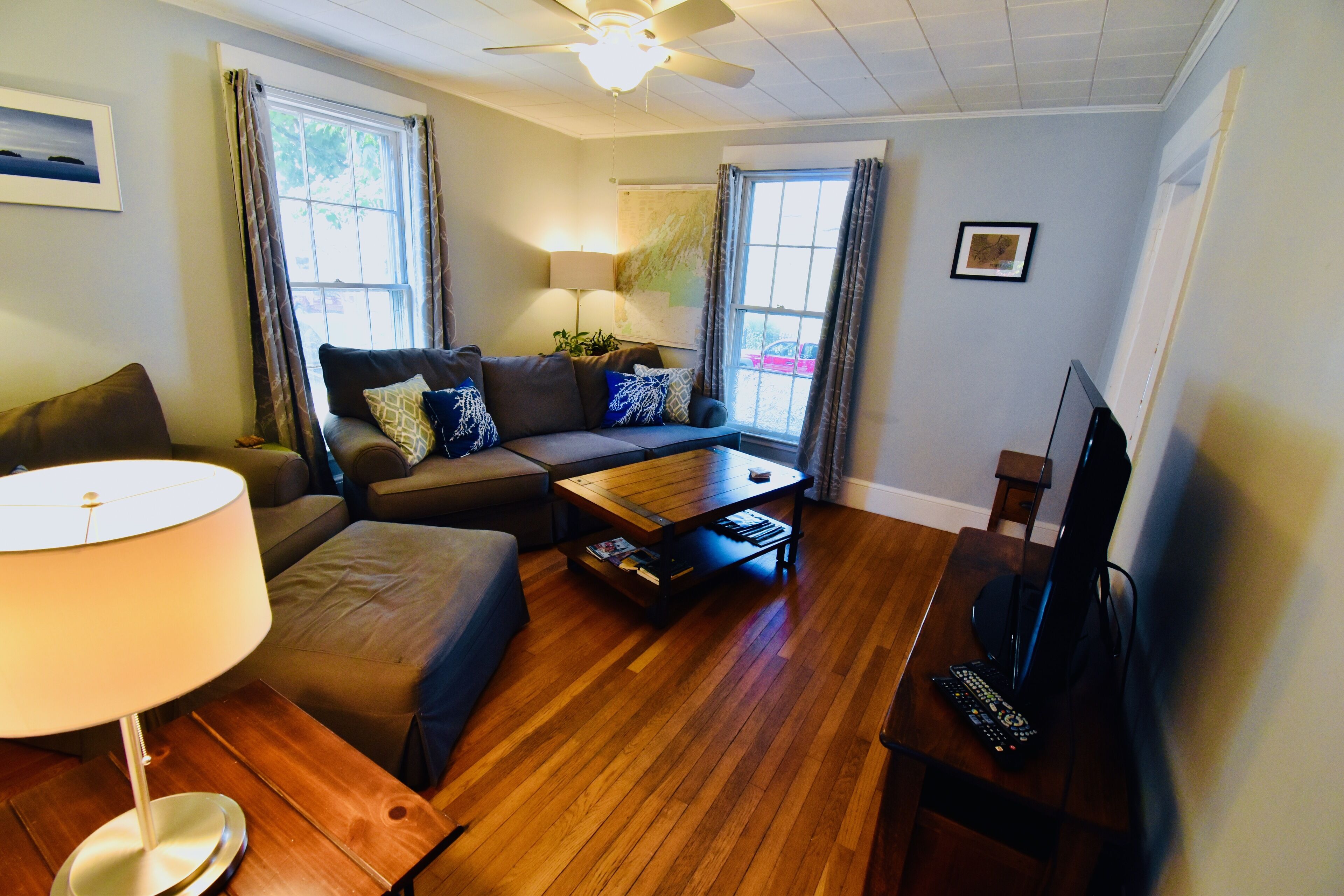 TV connectée, lecteur de DVD, livres