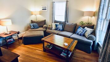 TV connectée, lecteur de DVD, livres