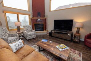 Smart-tv, een open haard, een dvd-speler en boeken