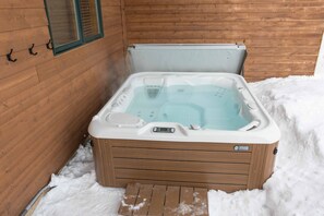 Outdoor spa tub - Mountain Home with Private Hot Tub and Great Views (Silverthorne)