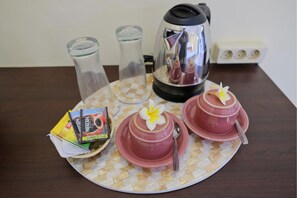 Habitación doble Deluxe, vista al jardín | Café y/o cafetera