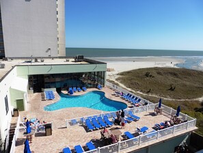 Een binnenzwembad, een buitenzwembad