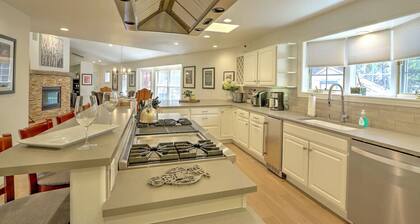 Täysin nimitetty Mountainside Home lähellä Downtown ja Hot Springs altaat!