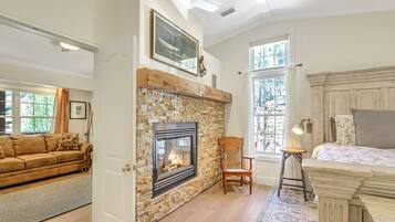 5 bedrooms, desk, iron/ironing board, WiFi