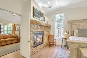 Escritorio, tabla de planchar con plancha, wifi y ropa de cama