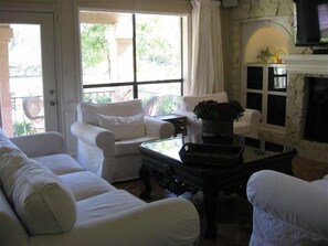 Een smart-tv, een open haard, een dvd-speler en boeken