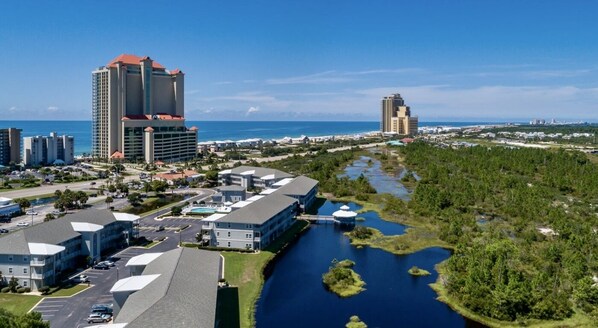 Un paisaje urbano costero con un río, edificios y cielo despejado.