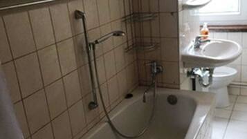 Kelengkapan dandanan diri percuma, tuala disediakan