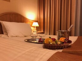 Double Room, Balcony | Desk, soundproofing, iron/ironing board, cribs/infant beds