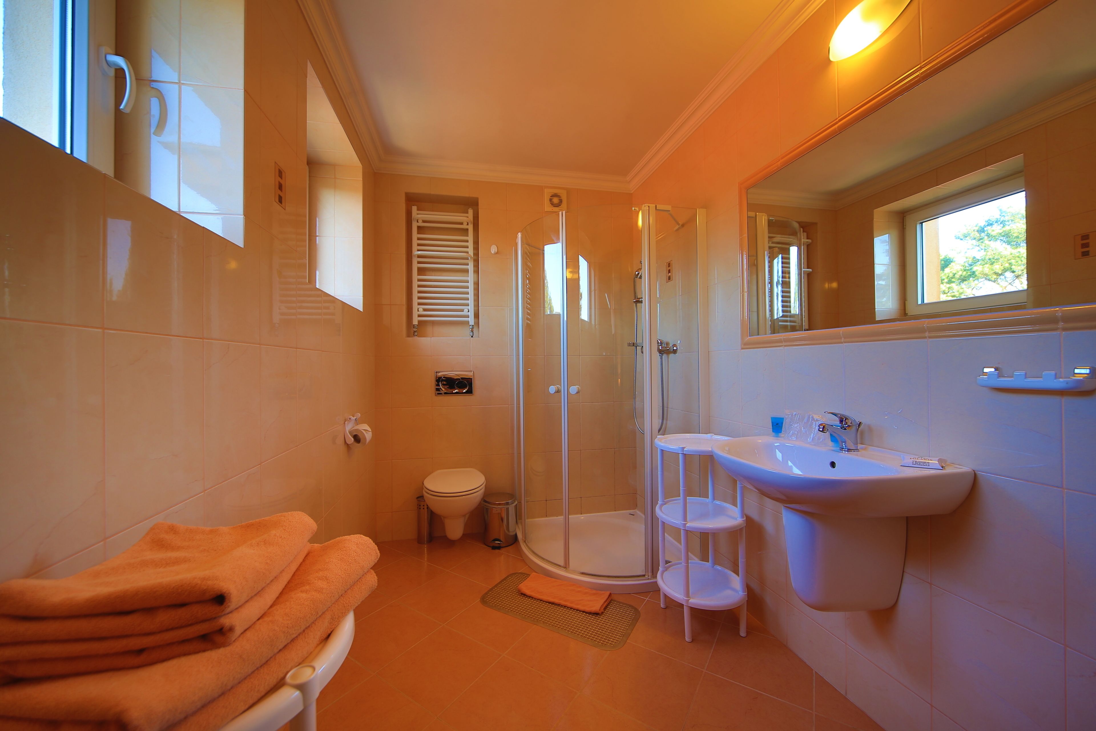 Enkeltværelse - balkon | Badeværelse | Bruser, designertoiletartikler, hårtørrer, håndklæder