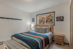 9 bedrooms, free WiFi, bed sheets - 9 Bedrooms 8 Bathrooms with fabulous decks and lake views and a hot tub! (Sandpoint)