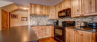 Snowberry 2, 9 bed 8 bath steps to lift. Sauna, hot tub, garage, and sleeps 30!