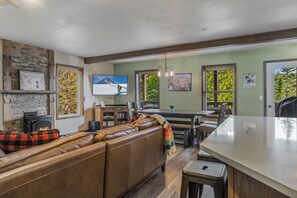 Téléviseur connecté, foyer, lecteur de DVD, livres