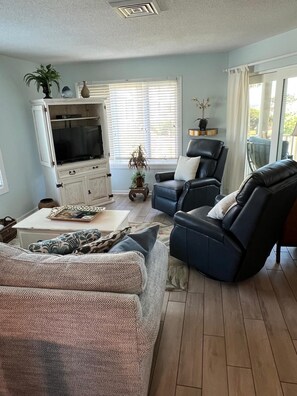 Smart TV, DVD player, books, stereo