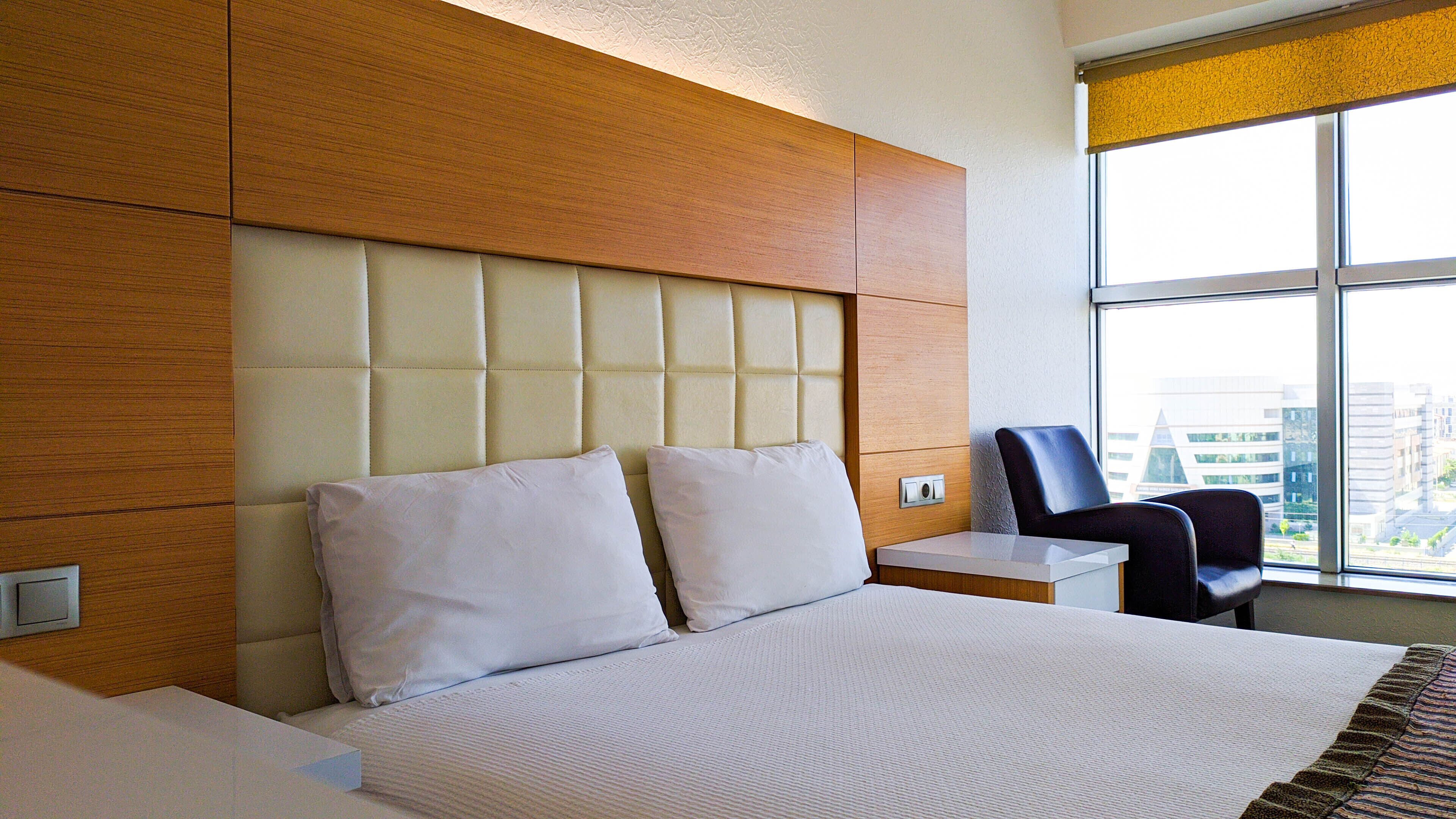 premium bedding, minibar, desk, soundproofing