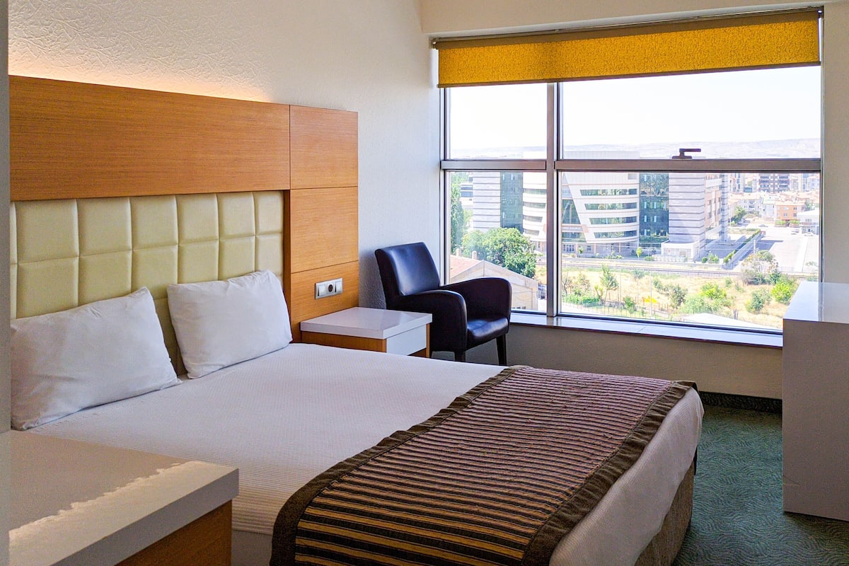 premium bedding, minibar, desk, soundproofing