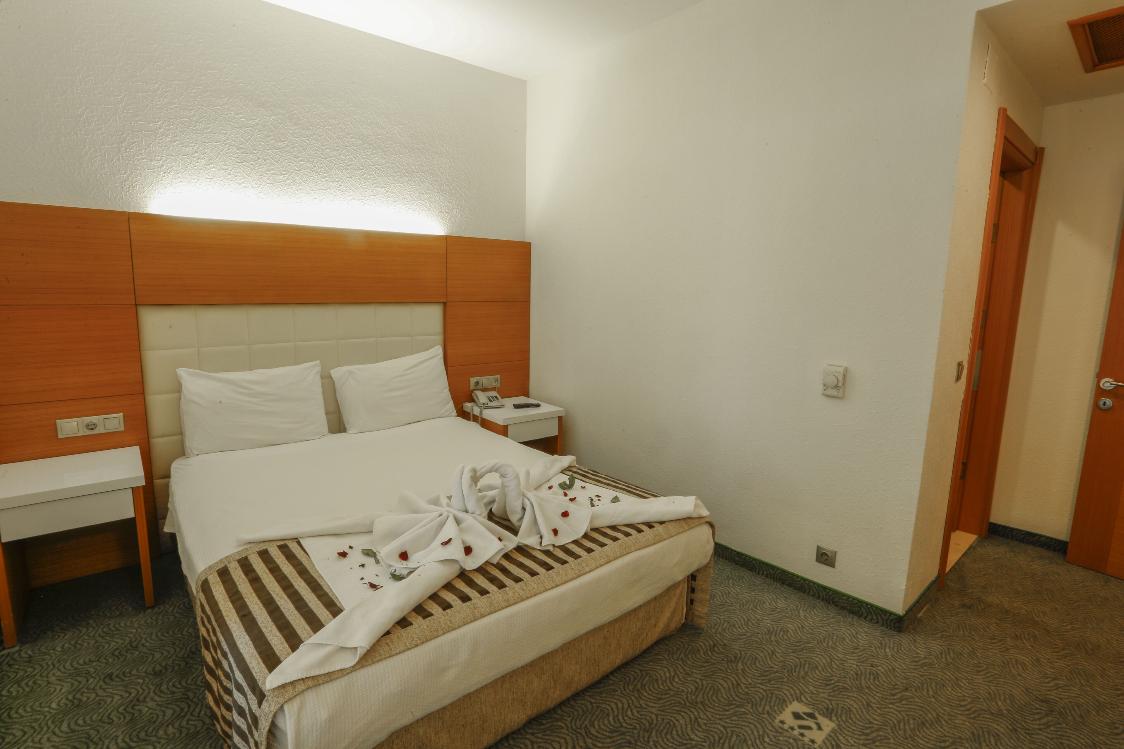 classic double room single use, 1 double bed | premium bedding, minibar, desk, soundproofing
