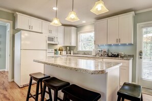 Een koelkast, een magnetron, een oven, een kookplaat