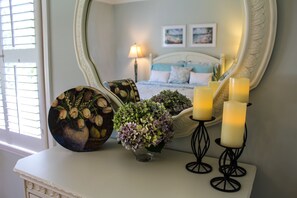 Een smart-tv, een dvd-speler, boeken en een filmbibliotheek