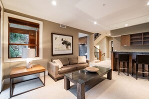 Televisie, een open haard en een stereo