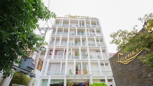 Un hôtel à plusieurs étages, reconnaissable à son enseigne bien visible où figure le mot « Lavender ».
