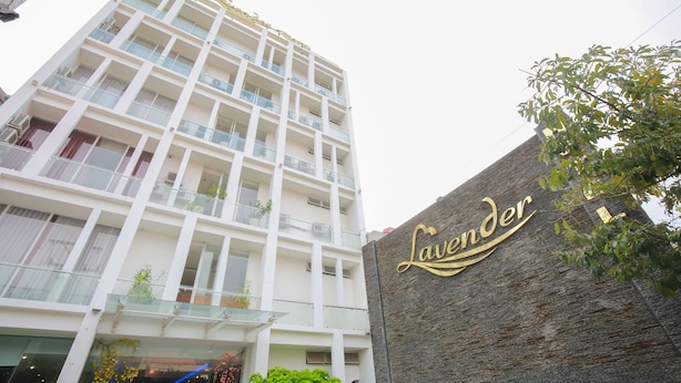 Un immeuble à plusieurs étages, doté de balcons et d’une enseigne indiquant « Laverde ».