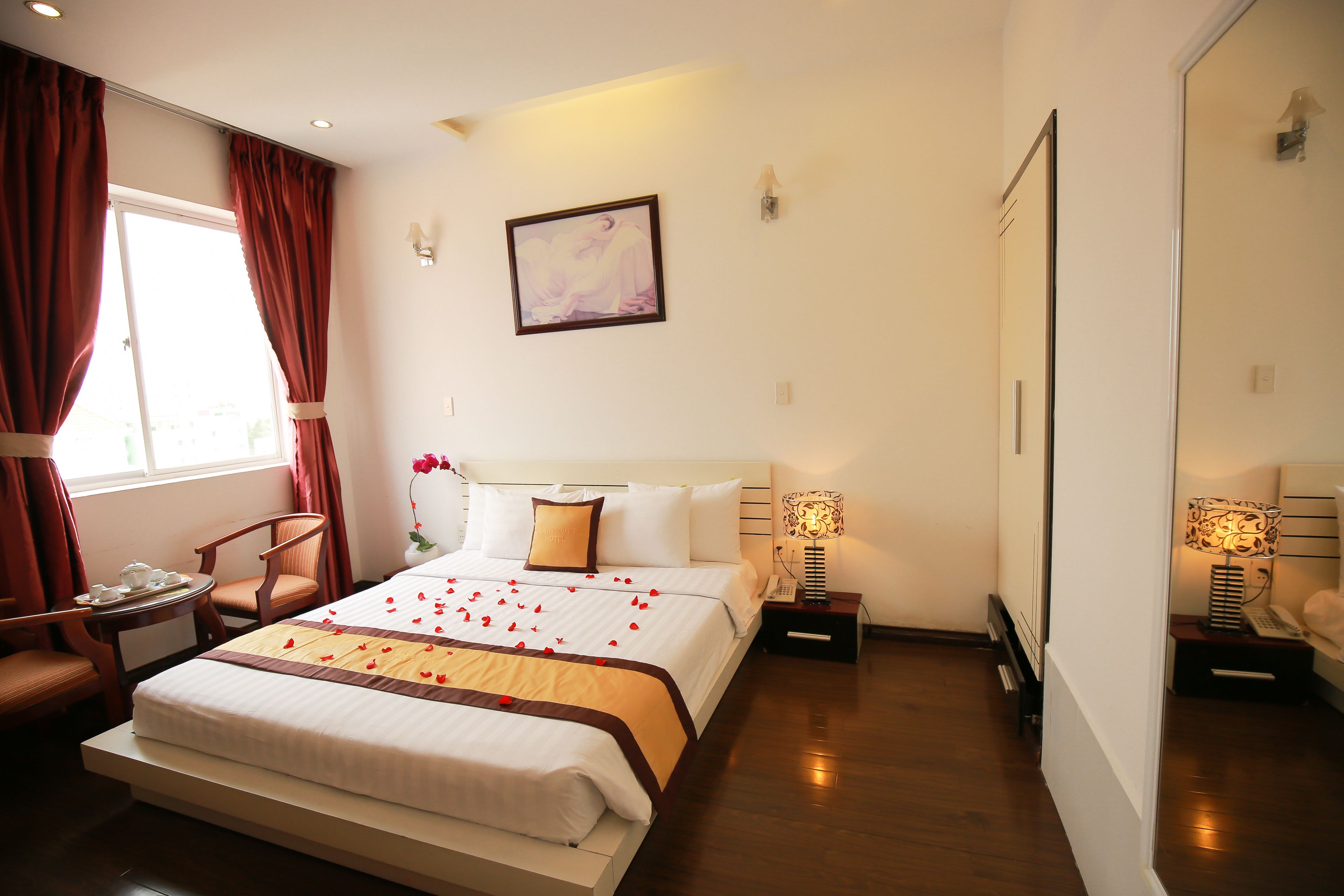 Minibar, caja de seguridad en la habitación y escritorio 