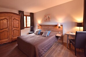 Escritorio, tabla de planchar con plancha, wifi gratis y ropa de cama