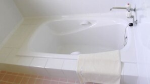 Baignoire et douche séparées, articles de toilette gratuits