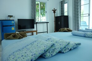 Bungalow supĂ©rieur, 1 trĂšs grand lit, vue partielle sur la mer | Minibar, rideaux dâobscurcissement, accĂšs au Wi-Fi (inclus)