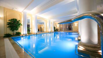 Innenpool, geöffnet von 08:00 Uhr bis 21:30 Uhr, Liegestühle