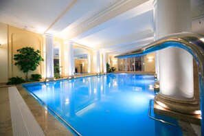 Piscina interna, funciona das 8h às 21h30, espreguiçadeiras