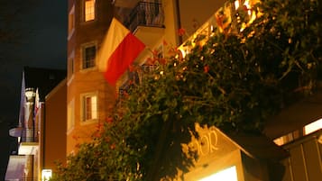 Fachada de la propiedad por la tarde o noche