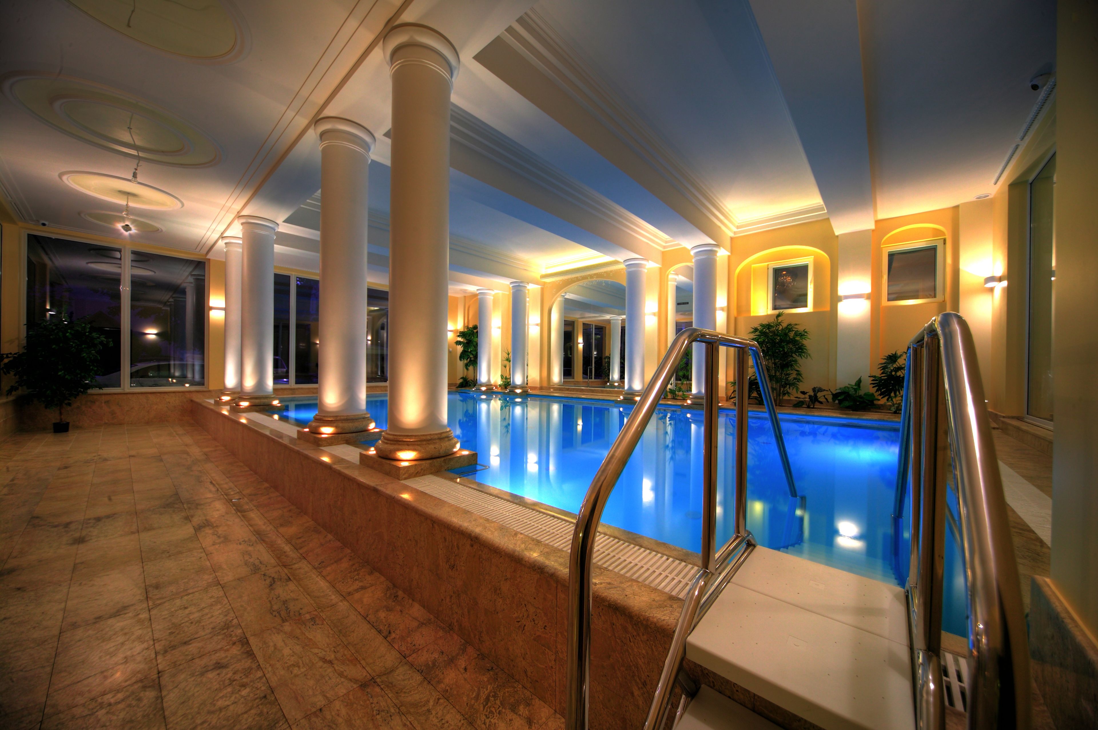 Una piscina techada, sillones reclinables de piscina