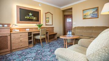 Studio | Schreibtisch, schallisolierte Zimmer, Bügeleisen/Bügelbrett