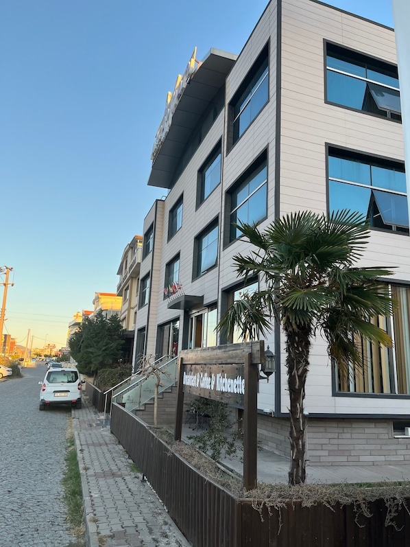 المنشأة من الخارج