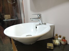 Ducha, artĂculos de tocador gratuitos, secador de pelo, pantuflas