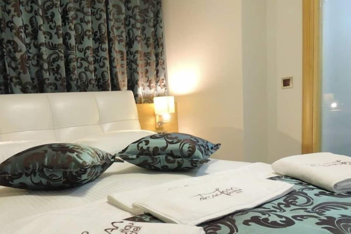 Down duvets, Select Comfort beds, minibar, in-room safe