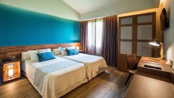 Kamer, 1 twee- of 2 eenpersoonsbedden | Luxe beddengoed, een gratis minibar, een kluis op de kamer, een bureau