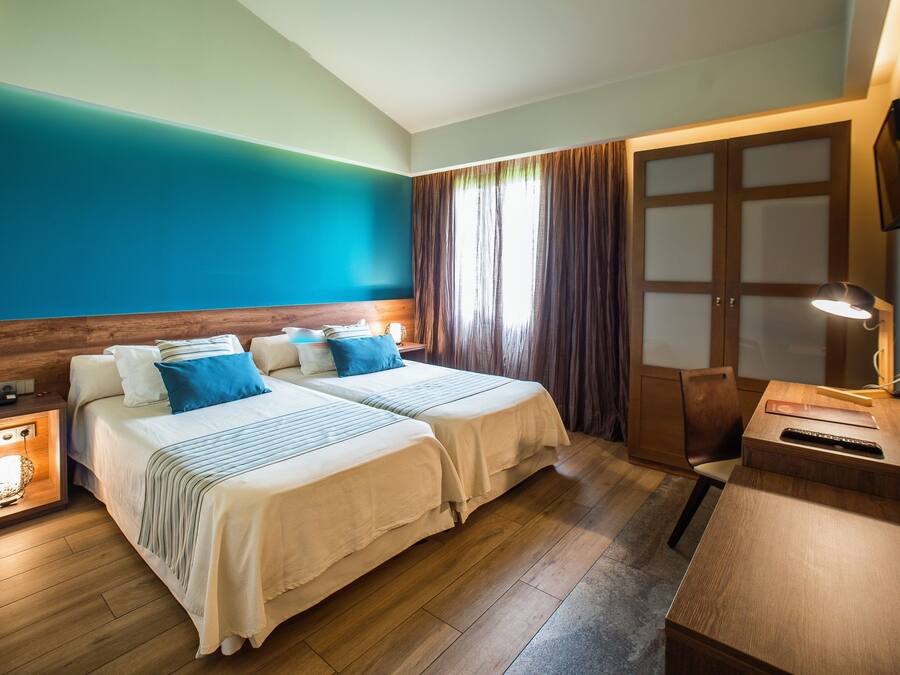 Kamer, 1 twee- of 2 eenpersoonsbedden | Luxe beddengoed, een gratis minibar, een kluis op de kamer, een bureau
