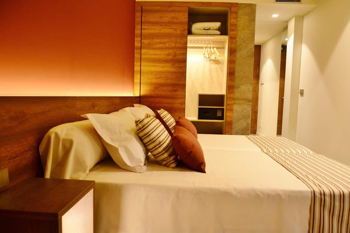 premium bedding, free minibar, in-room safe, desk