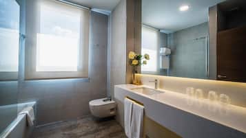Family Room | Bathroom | Free toiletries, hair dryer, towels