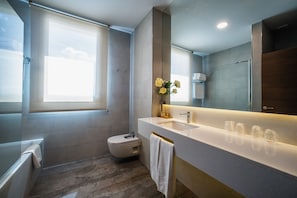 Familienzimmer | Badezimmer | Kostenlose Toilettenartikel, Haartrockner, Handtücher