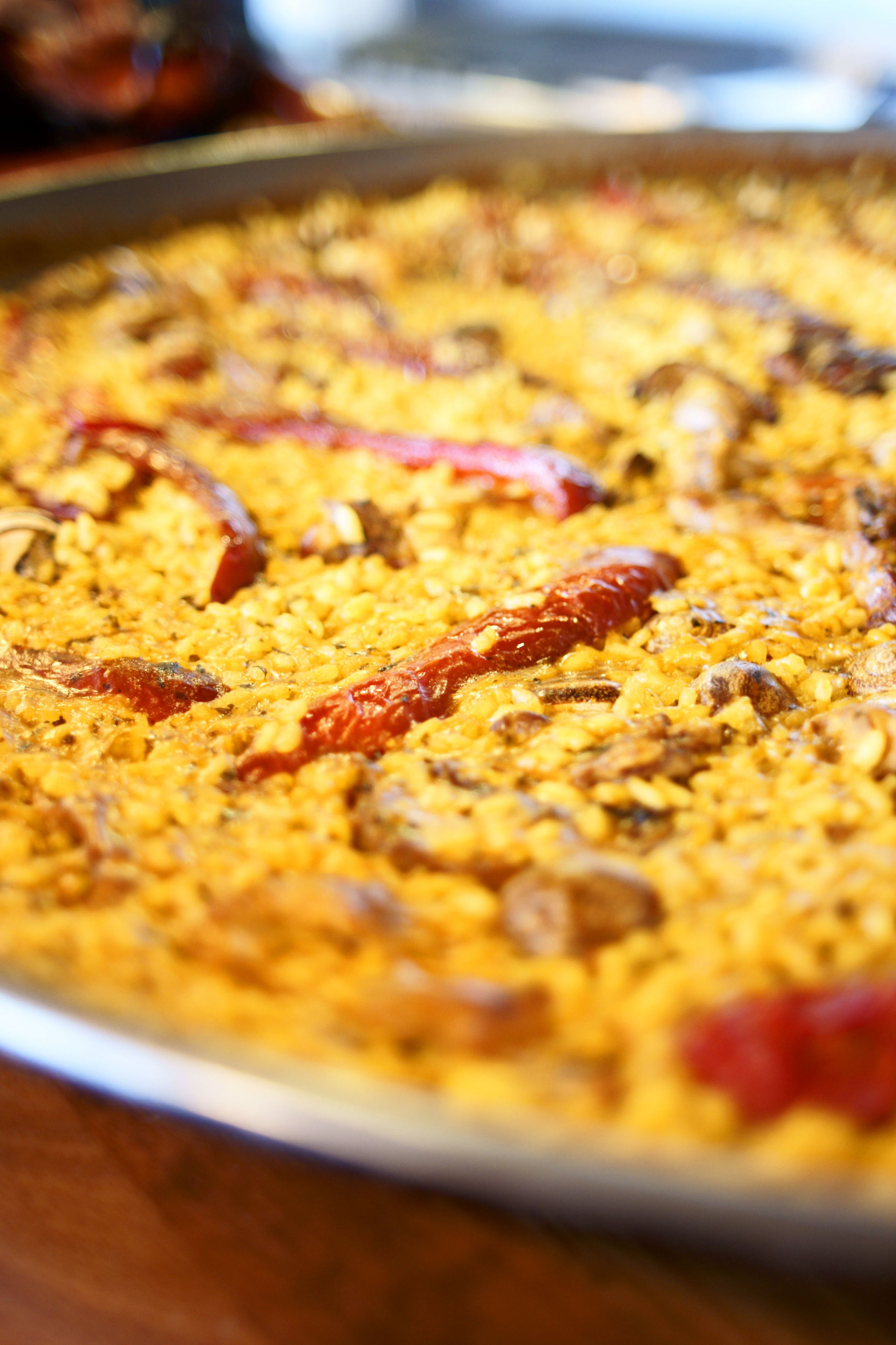 Primer plano de un plato con arroz, carne y pimientos rojos.