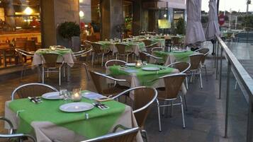 Serveert ontbijt, lunch, diner, lokale gerechten