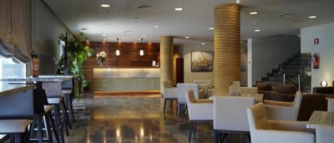 供应早餐、午餐和晚餐,地方菜